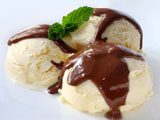 Мороженое, декорированное топпингом на основе шоколада
